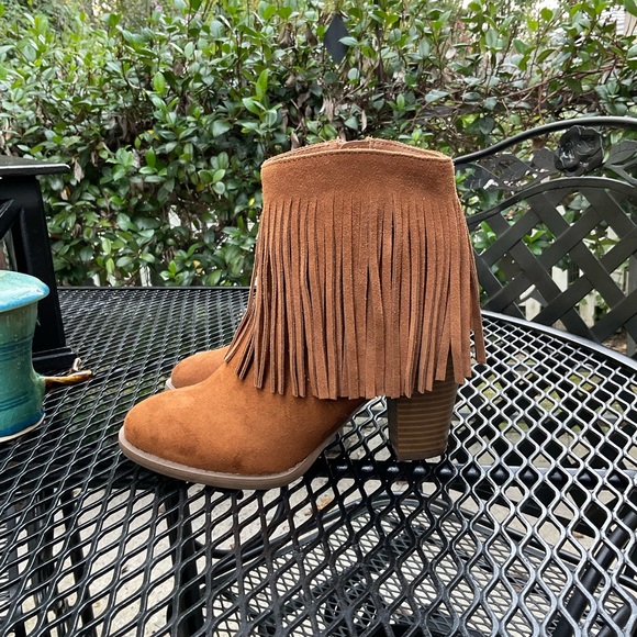 Earthy Fringy Brown Suede Boots! - Picture 15 of 16
